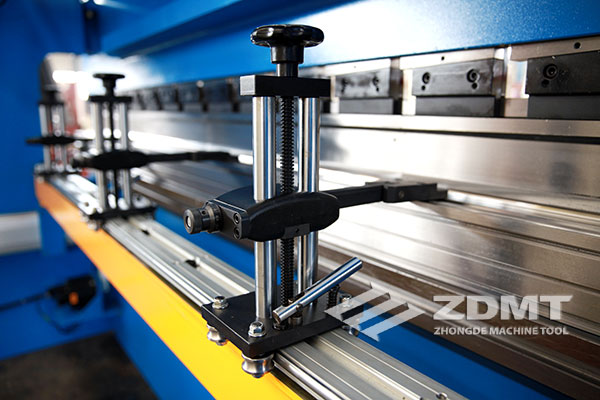 中德机床联袂意大利ESA胜利研制新型电液同步数控折弯机4 中德机床联袂意大利ESA胜利研制新型电液同步数控折弯机4