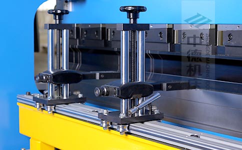 ZDPK-6325可调式档指,手摇起落,可顺应差别模具;横梁双线轨设想,零游隙.jpg ZDPK-6325可调式档指,手摇起落,可顺应差别模具;横梁双线轨设想,零游隙.jpg